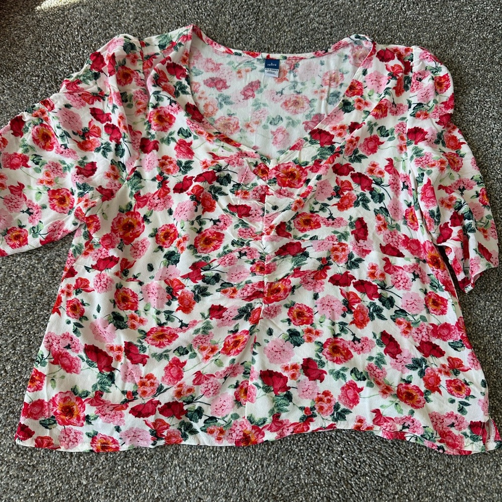 Old navy sleeve ruched shirt. NWOT.